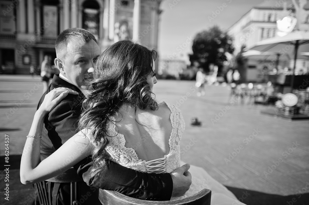 Obraz premium walking couple sitting near fountain