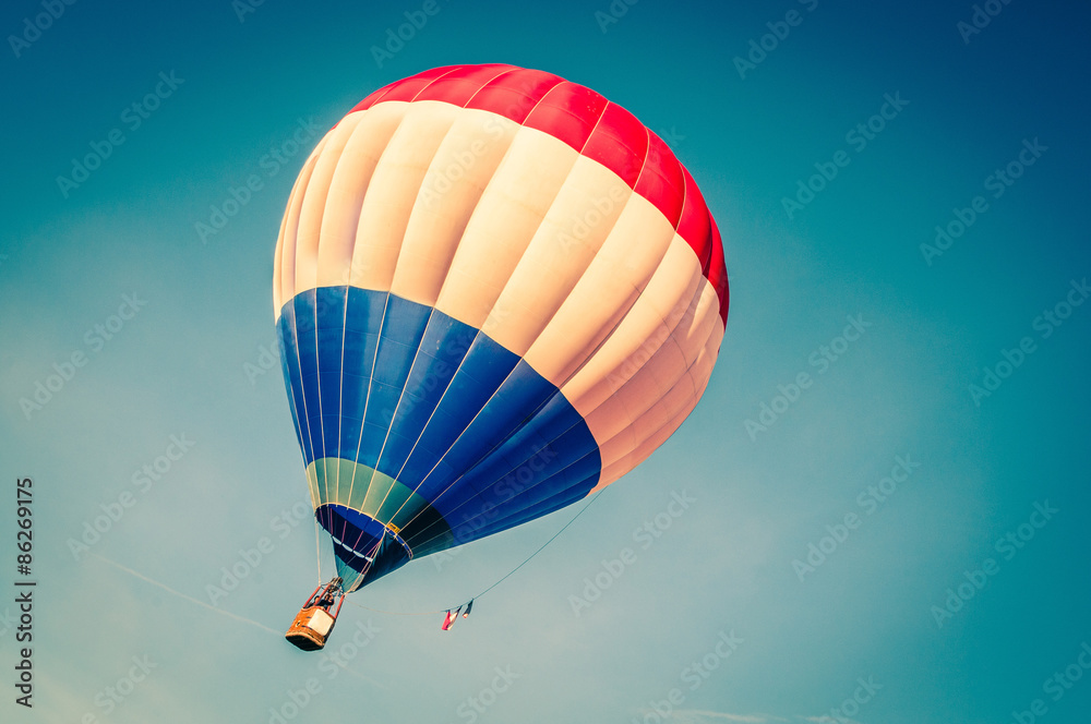 Naklejka premium Zbliżenie na balonem latającym na niebie