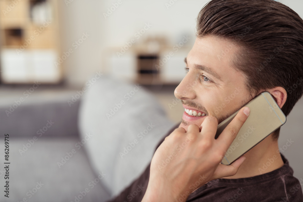 mann telefoniert mit seinem mobiltelefon zu hause mann telefoniert mit seinem mobiltelefon zu hause