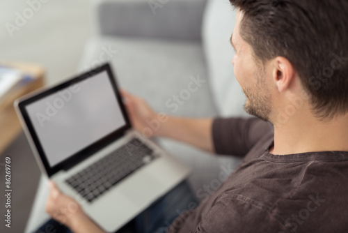 mann schaut auf seinen laptop
