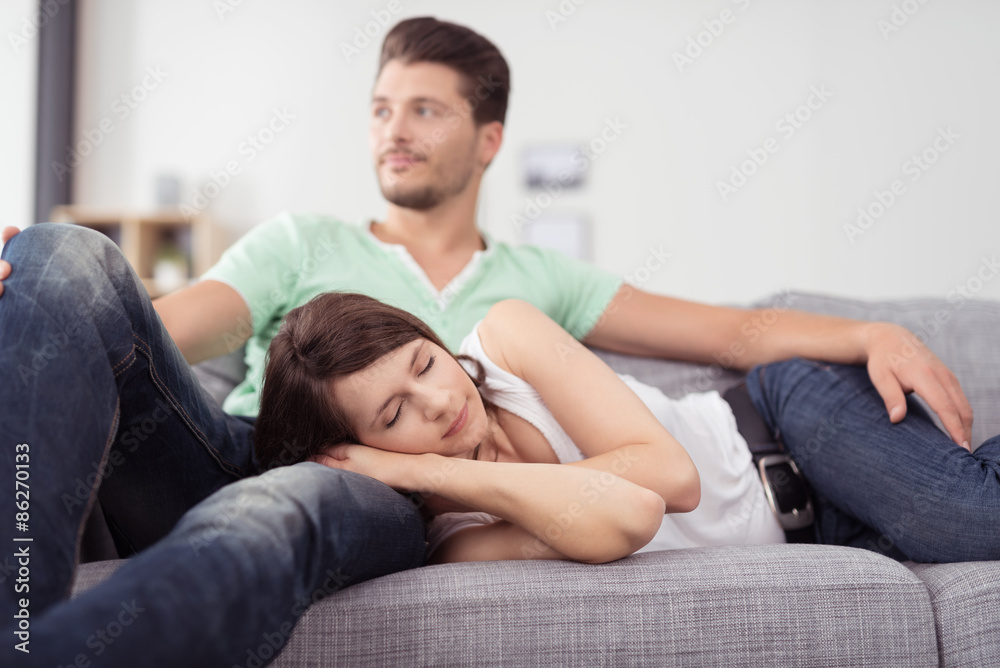 verliebtes paar ruht sich aus verliebtes paar ruht sich aus