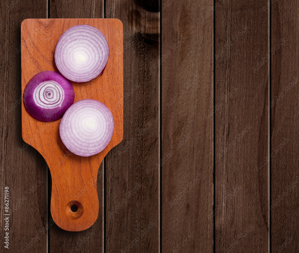 Fototapeta premium Red Onion Slices on wooden board