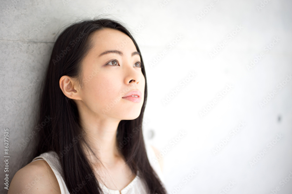 考える女性 考える女性