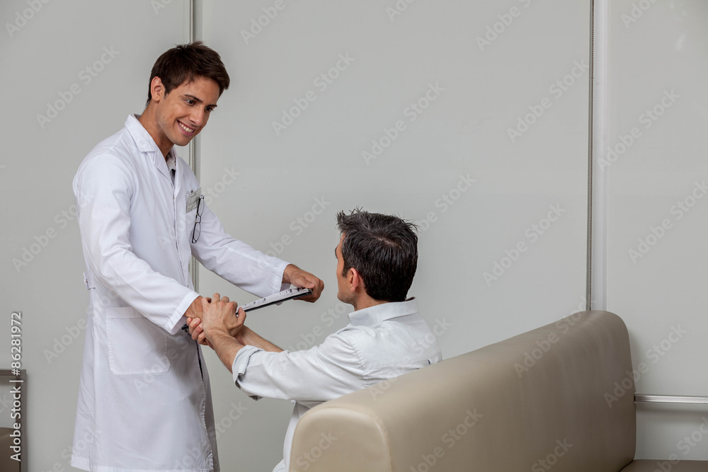 Obraz premium Ophthalmologist meeting the patient