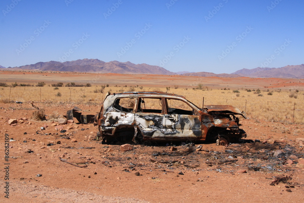 Ausgebranntes Auto in der Wüste Namib