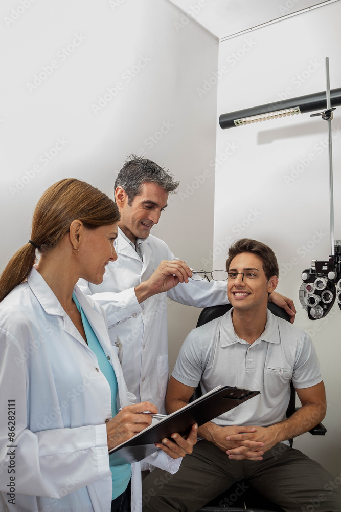 Obraz premium Doctors showing the glasses