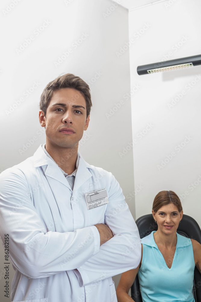 Obraz premium Ophthalmologist looking at camera