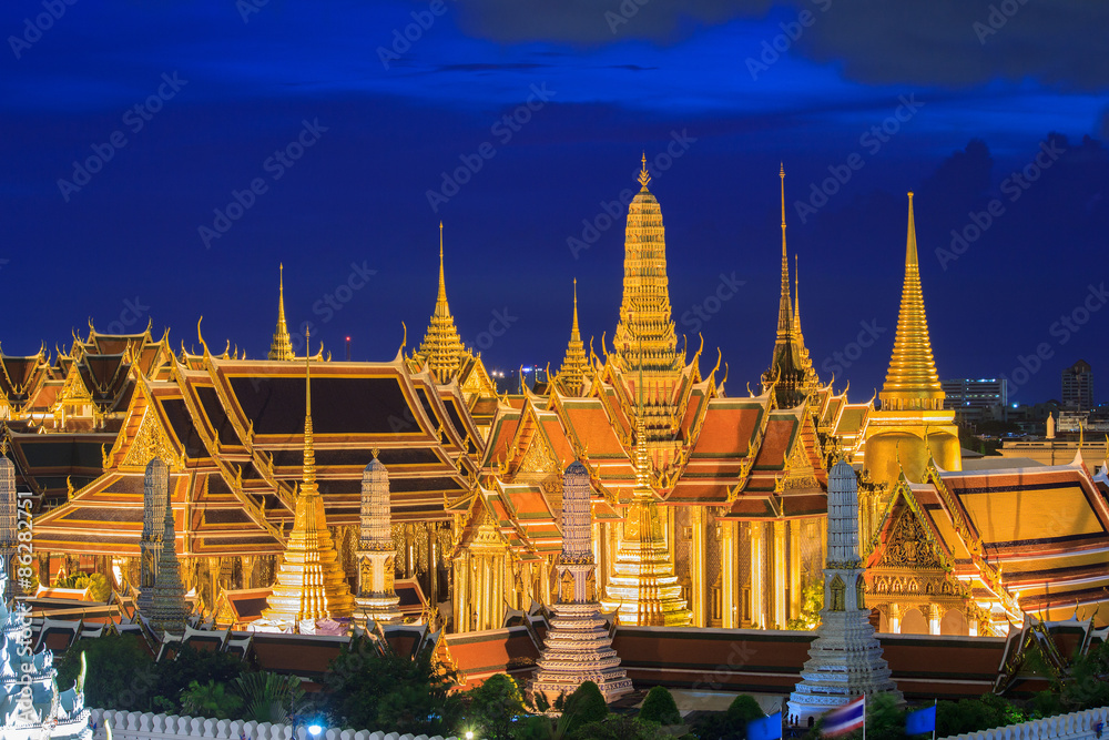 Fototapeta premium Wat Phra Kaew, Temple of the Emerald Buddha,Grand palace at twilight in Bangkok, Thailand