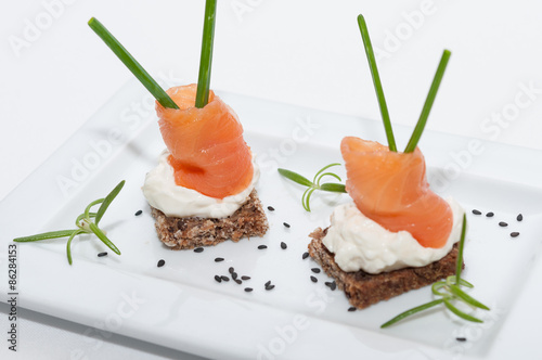 Pinchos de salmón ahumado con queso