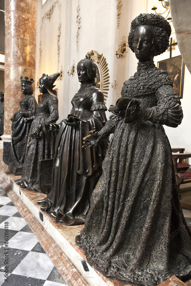 Naklejka premium Statuen der Hofkirche Innsbruck