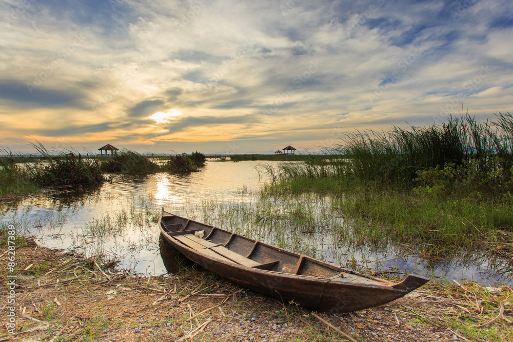 Obraz premium Fishing boat in lotus lake at khao sam roi yot national park, thailand