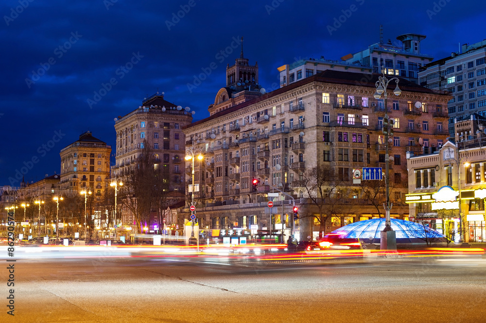 Fototapeta premium Ulica Chreszczatyk nocą, Kijów