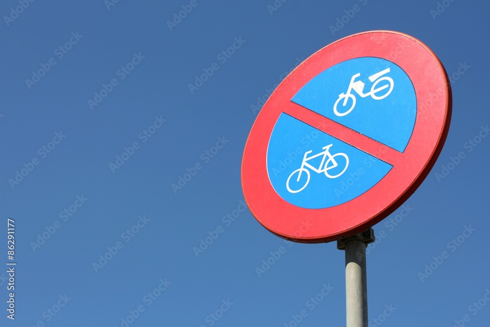 niederländisches Verkehrszeichen: Halteverbot für Mofas, Kleinkrafträder und Fahrräder
