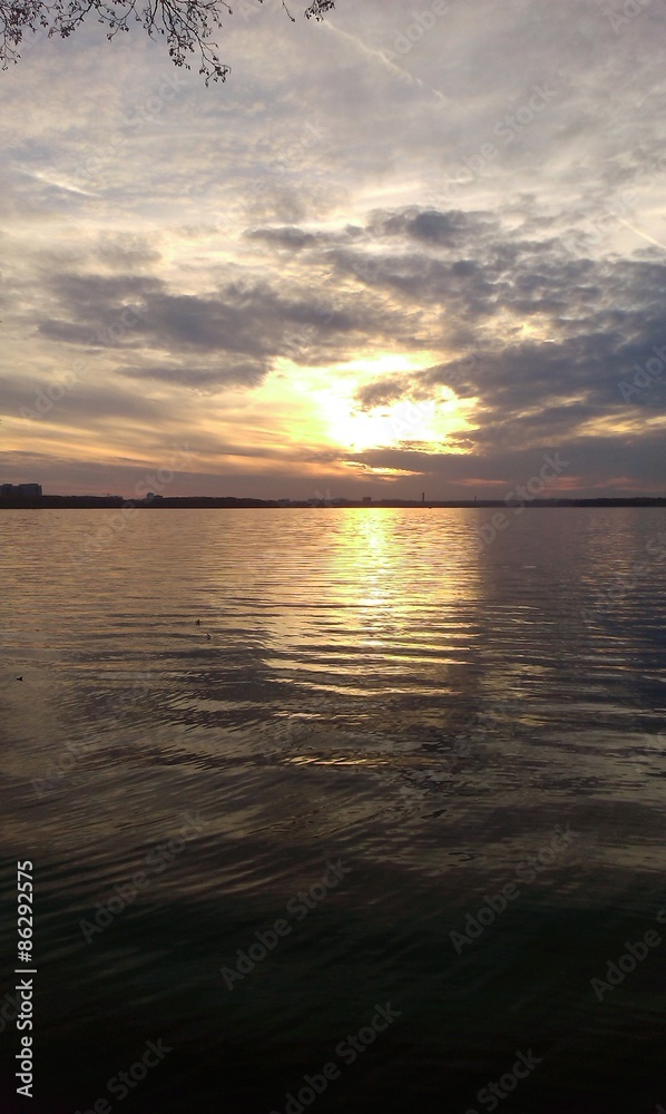 Naklejka premium Lake and evening