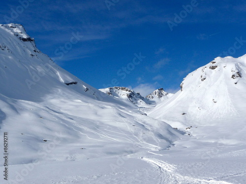 Weisser Schnee, Sonnenschein und blauer Himmel auf dem Berg