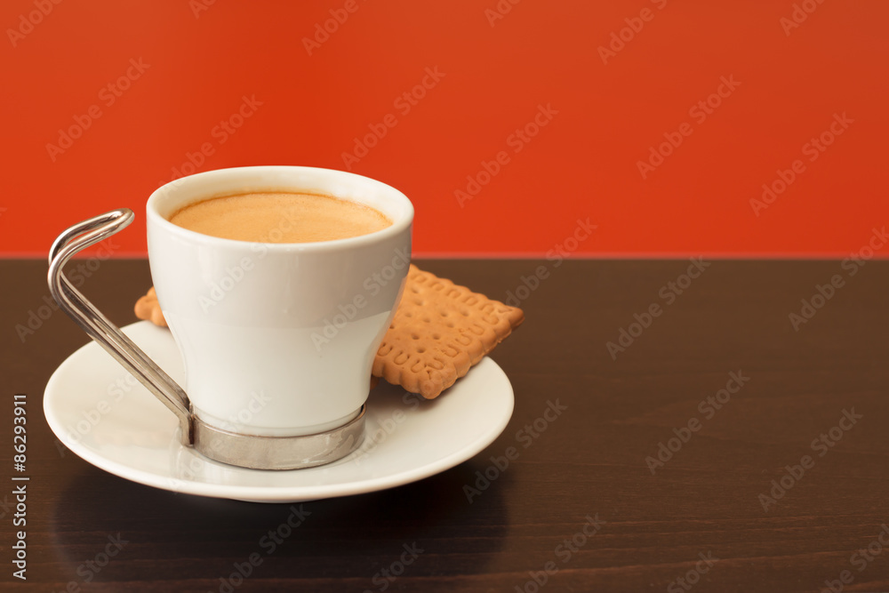 Obraz premium Coffee cup and cookies hover a wooden and red table