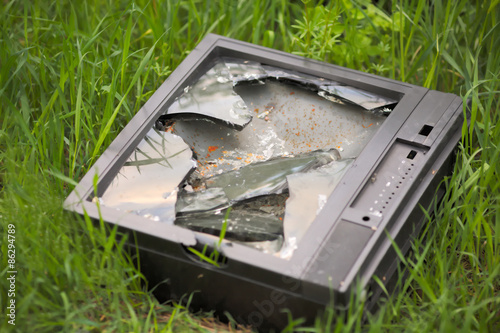 Stary telewizor elektro śmieci rozbity kineskop recykling