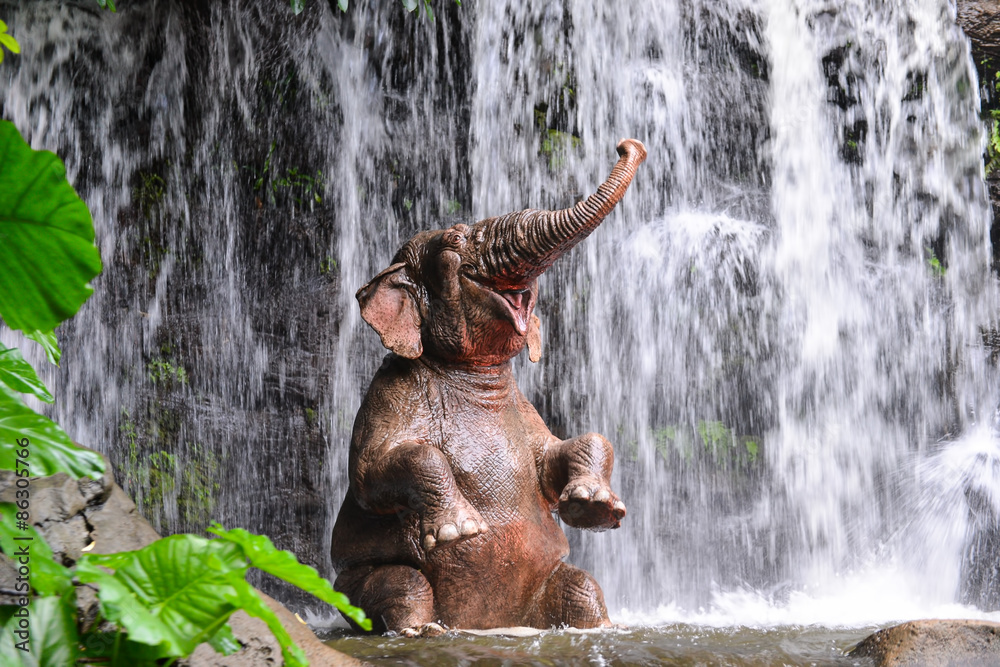 Obraz premium Słoń kąpie się w wodospadzie
