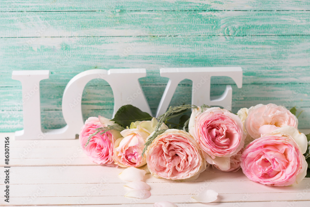 Fototapeta premium Sweet pink roses and word love