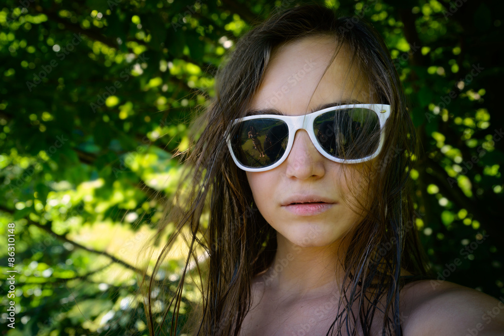 Teenagergirlyportrait mit weißer Sonnenbrille Teenagergirlyportrait mit weißer Sonnenbrille