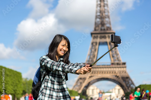 Young attractive asian tourist in Paris taking selfie © Production Perig