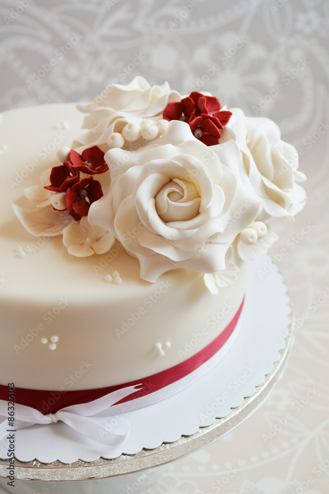 Gorgeous cake with gumpaste flowers