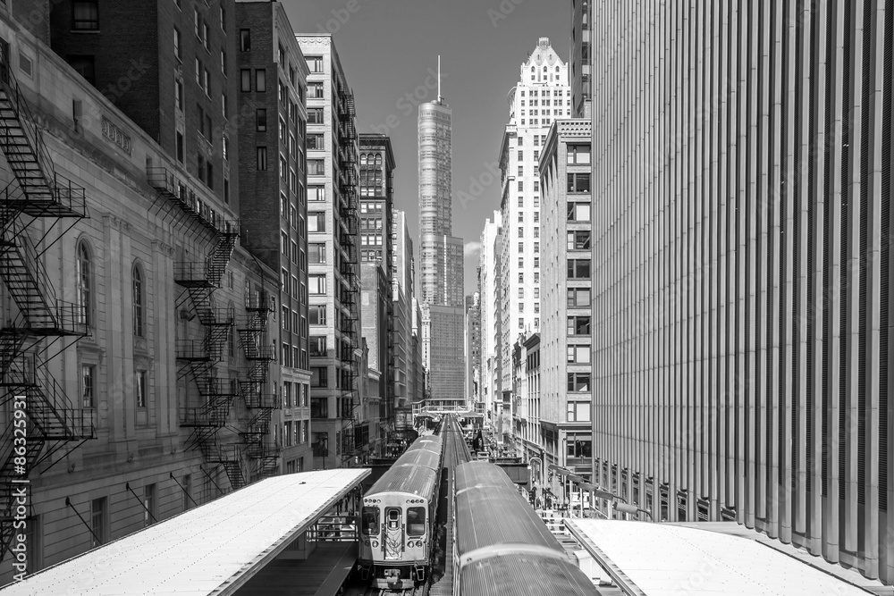 Obraz premium Pociąg w centrum Chicago IL