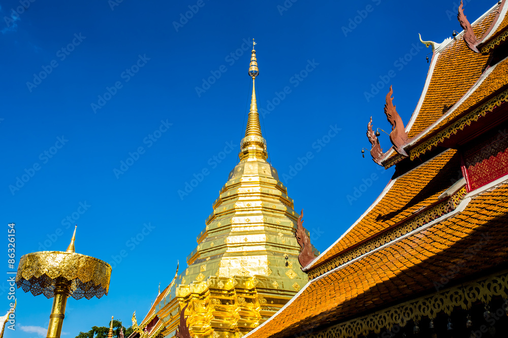 Fototapeta premium golden pagoda wat phratatdoisuthep chiangmai Thailand