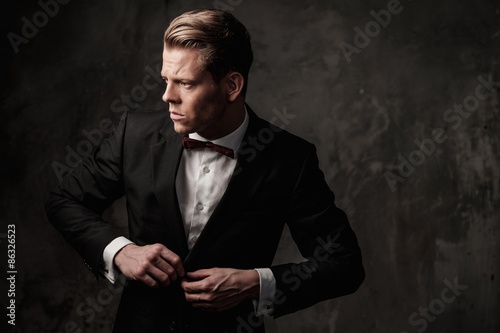 Konstfotografi Tough sharp dressed man in black suit