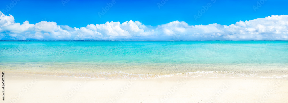 Sommer Sonne Meer und Strand als Panorama Hintergrund