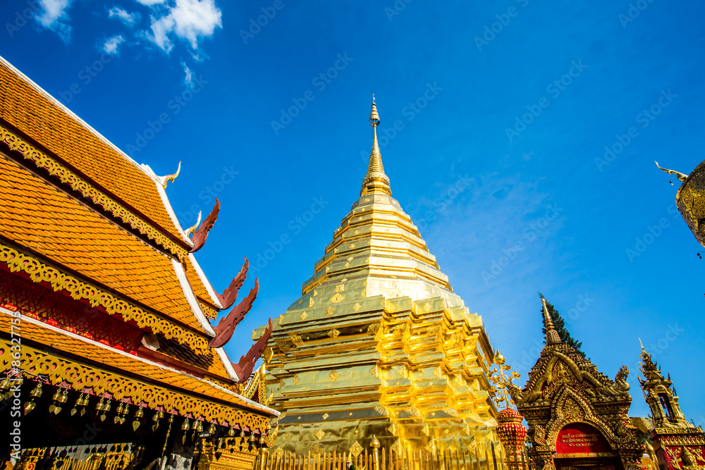 Naklejka premium golden pagoda wat phratatdoisuthep chiangmai Thailand