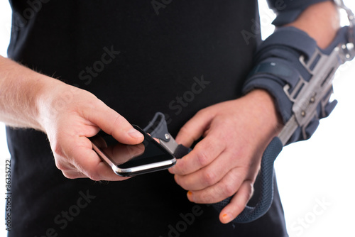 man with broken arm using cellphone