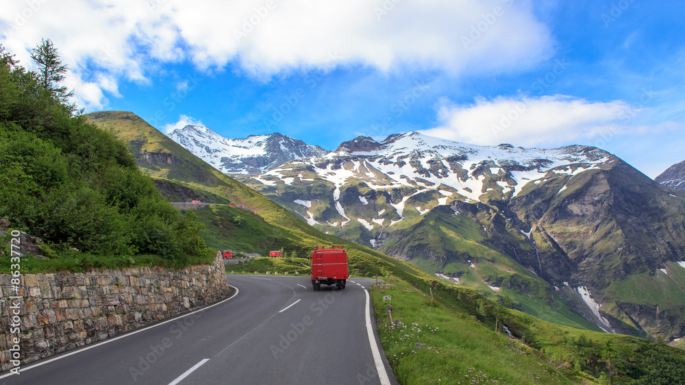 Fototapeta premium Auffahrt der Feuerwehr-Oldtimer auf den Großglockner