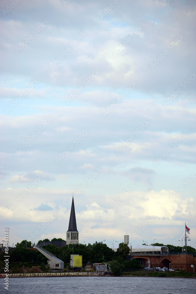 Fototapeta premium Rheinufer Mainz Kastel / Ufern am Fluss Rhein in Mainz Kastel 