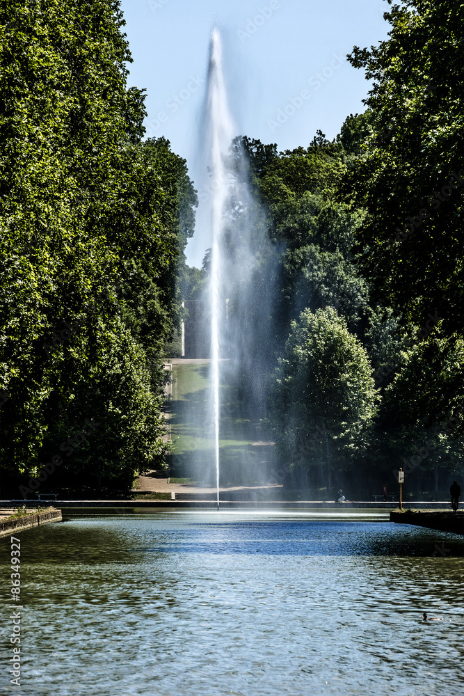 Naklejka premium Fountain in Parc. Chateau de Sceaux, near Paris.