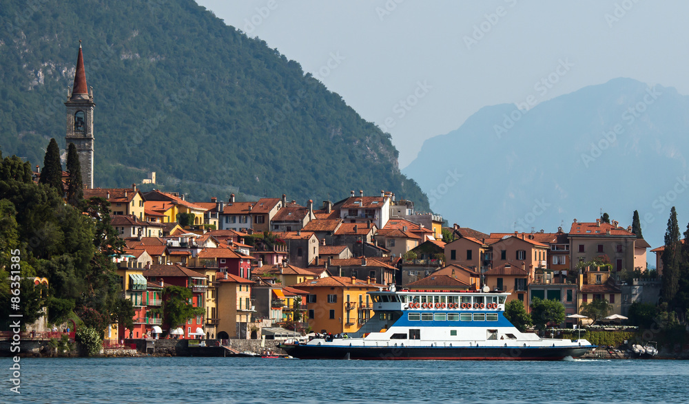 traghetto sul lago di Como davanti a Varenna