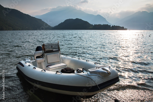 gommone sulle rive del lago di Como photo