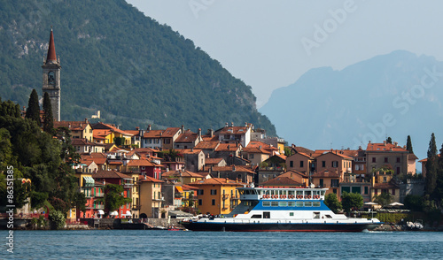 traghetto sul lago di Como davanti a Varenna © Franco Bissoni