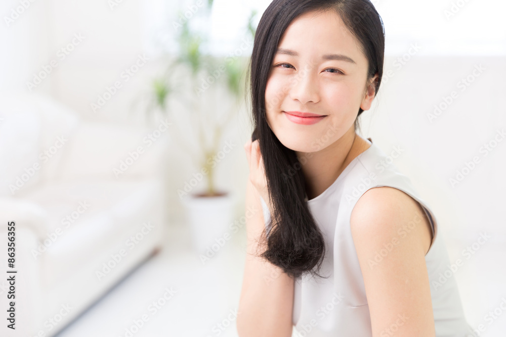 部屋でリラックスする女性 部屋でリラックスする女性