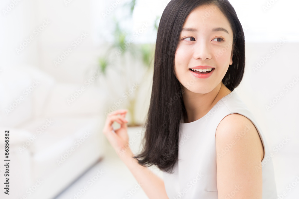 部屋でリラックスする女性 部屋でリラックスする女性