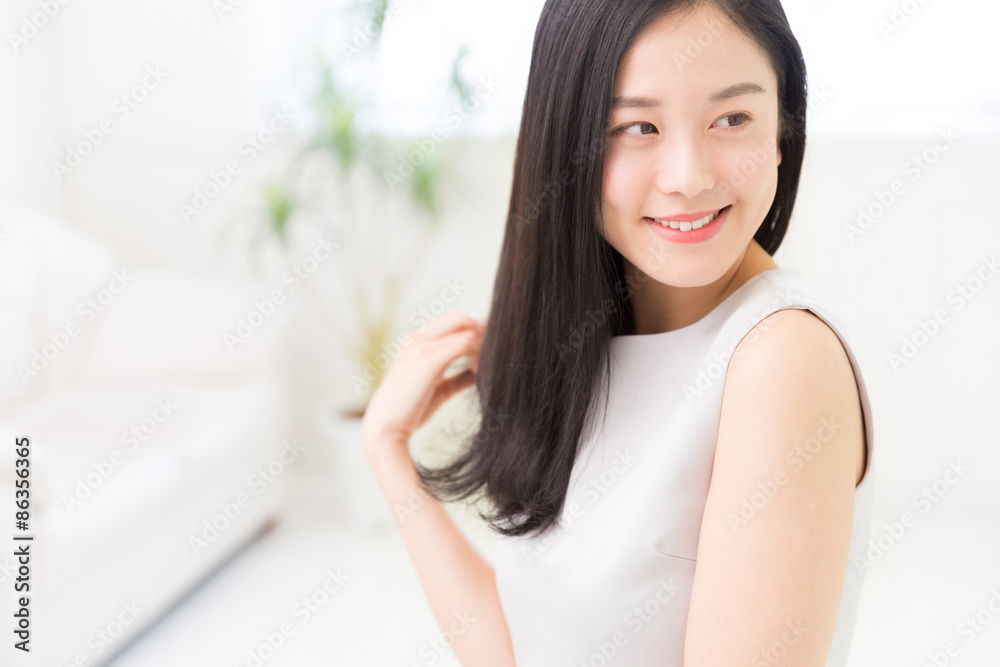 部屋でリラックスする女性 部屋でリラックスする女性