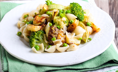 Broccoli, zucchini and pea pasta shell