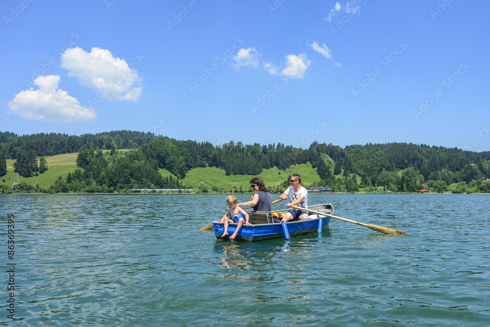 Familie hat Spass beim Rudern auf dem See