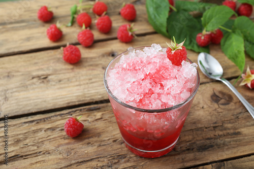 granita con sciroppo di lamponi sfondo tavolo di legno rustico photo