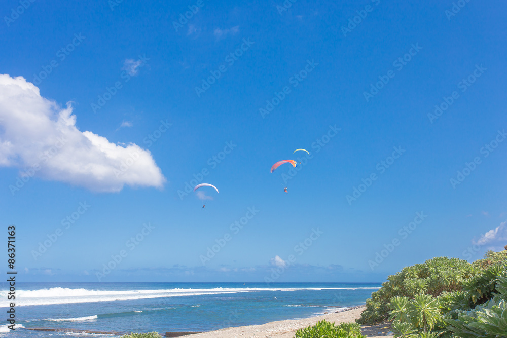 voiles de parapentes dans le ciel de Saint-Leu, île Réunion voiles de parapentes dans le ciel de Saint-Leu, île Réunion