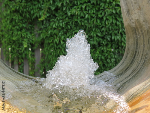 Wasserspiel in Garten