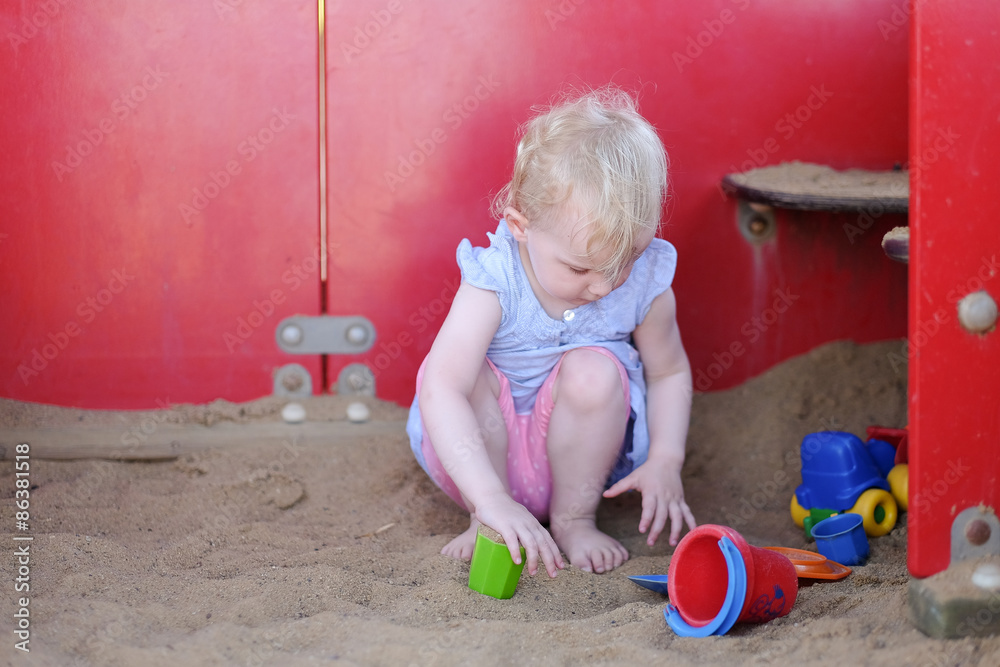Fototapeta premium sandspielzeug mit mädchen