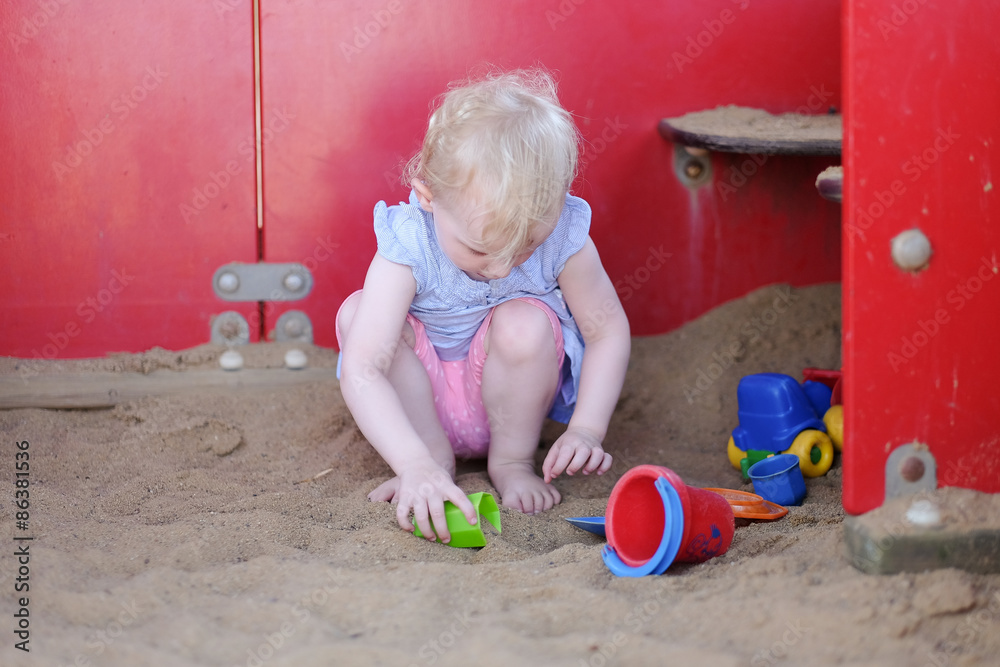 Fototapeta premium sandspielzeug mit mädchen