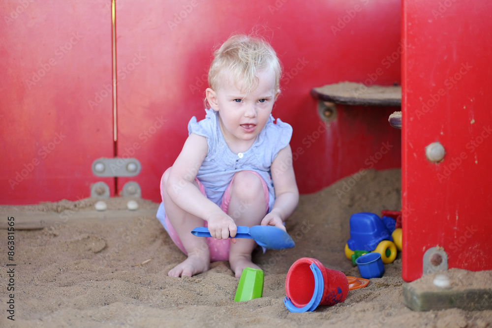 Fototapeta premium sandspielzeug mit mädchen
