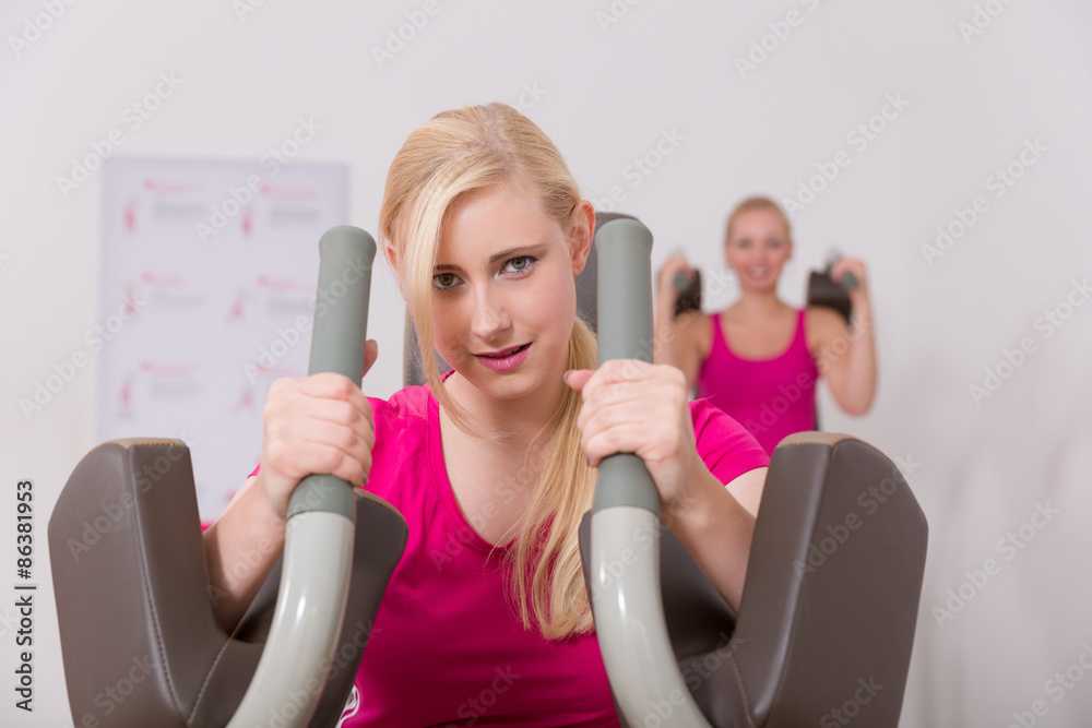 Junge Frauen machen Sportübungen im Fitnessstudio